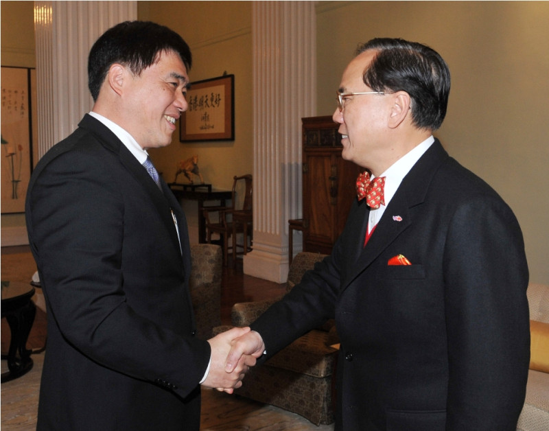 台北市長郝龍斌21日與香港行政長官曾蔭權的會面照。圖片來源：香港政府新聞處提供   