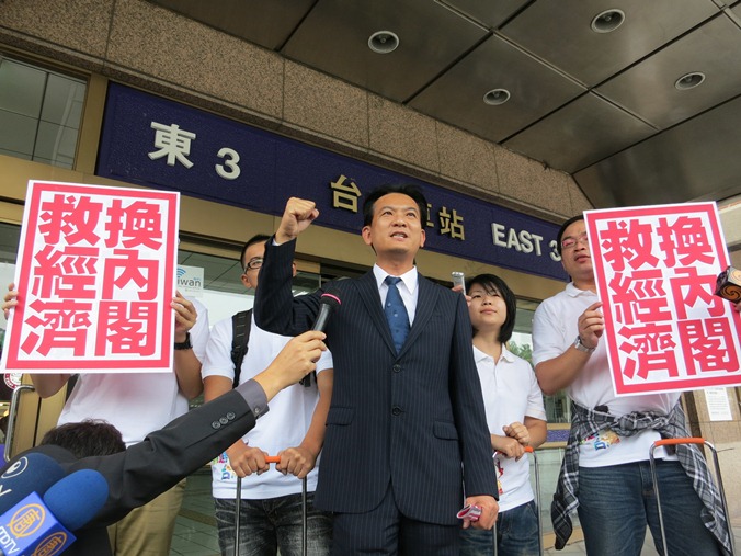 民進黨發言人林俊憲19日在台北火車站表示，青年軍將搭高鐵緊急將「換內閣，救經濟」文宣發到選民手中。圖：林朝億/攝   