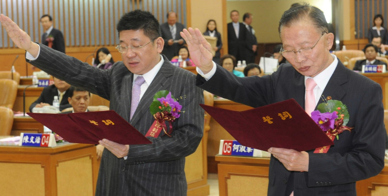 國民黨籍陳幸進（右）與陳鴻源（左）分別獲得35票的支持下，當選第一屆的新北市議會正、副議長。圖片:陳冠廷攝   