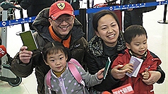 台商金先生（左後）帶著中國籍妻子（右後），12日從上海搭機返台投票兼過年，他5歲的女兒領台灣護照、3歲兒子則拿著紫色的大陸居民往來台灣通行證。(圖片來源:中央社。)   