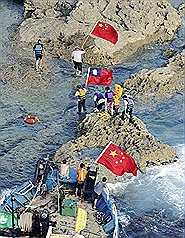 香港保釣船「啟豐二號」上的保釣人士15日登上釣魚台列嶼宣示主權。圖為保釣行動委員會臉書15日晚間9時貼上的圖片，顯示保釣人士登島的一刻。圖片來源：   