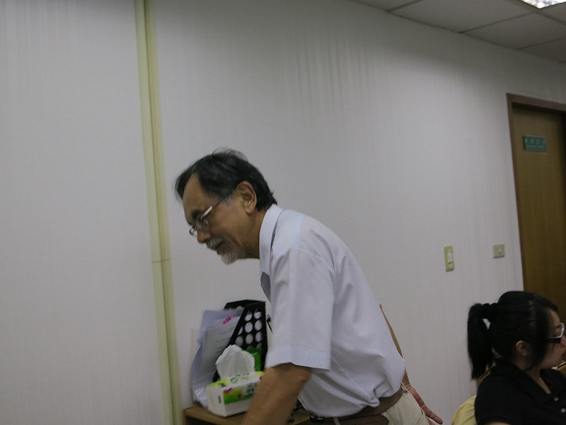 前立委陳唐山批評林濁水時,正好林濁水尷尬從旁繞過。圖:林朝億/攝影