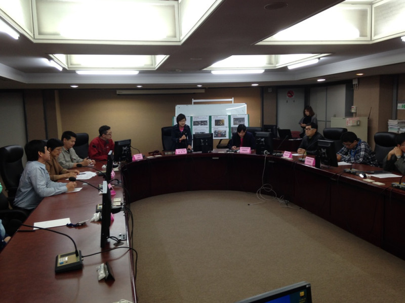 台北市議會警政衛生委員會今(7)日召開記者會，就警方接連在抗議現場，對媒體記者以暴力推擠、拉扯的執法方式，阻止記者採訪，譴責警方戕害新聞自由。圖2之1:劉奕霆/攝   