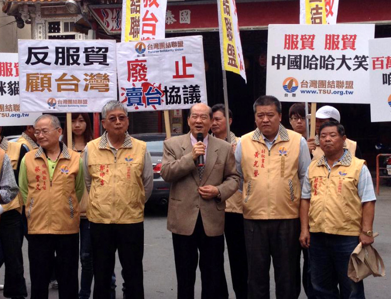 台灣團結聯盟主席黃昆輝16日參加台聯屏東縣黨部舉辦的反服貿掃街活動。圖：台聯提供   