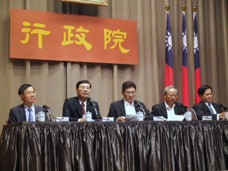行政院1日指出，文化部長洪孟啟是否接受慰留，目前還沒有進一步發展。圖：翁嫆琄/攝   
