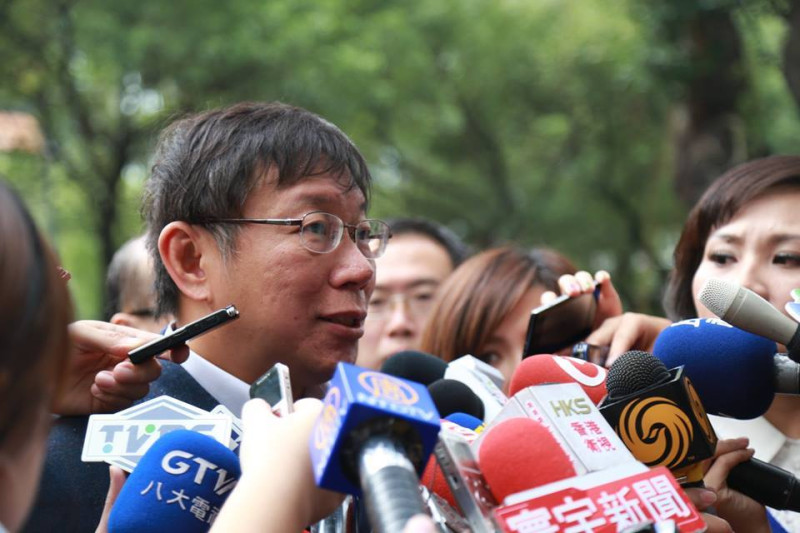 準台北市長柯文哲15日下午12點40分抵達海鮮餐廳，對於柯陳會破局，他接受大批媒體堵訪時說，「台灣的媒體太可怕了，都被你們（記者）嚇跑了。」圖：林雨佑/攝   