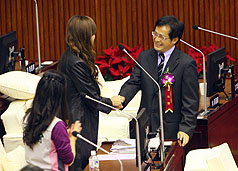 民進黨台北市議員周柏雅當選台北市議會副議長，使得北市議會首度呈現藍綠共治的局面。圖片來源：中央社。   