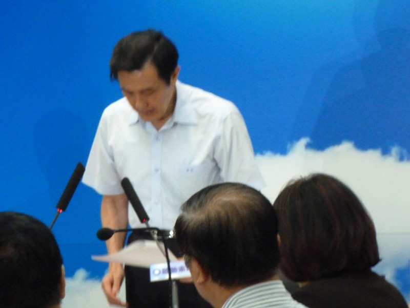 陸軍下士洪仲丘枉死案，身兼國民黨主席的馬英九總統今(24)日在舉行國民黨中常會前，特別為此鞠躬道歉。圖：謝莉慧/攝   