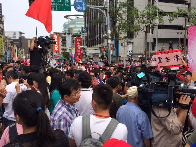 國民黨中央現場聚集上百位挺柱群眾。圖：符芳碩/攝   