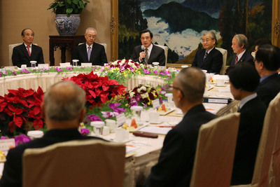 總統馬英九（後左3）25日在總統府，與五院院長茶敘，副總統吳敦義（後左2）、立法院長王金平（後左）、行政院長毛治國（後左4）等人出席。圖：中央社   