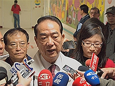 親民黨總統候選人宋楚瑜（中）7日到台南後壁，參訪蓮心園慈善基金會啟智中心。圖片來源：中央社   