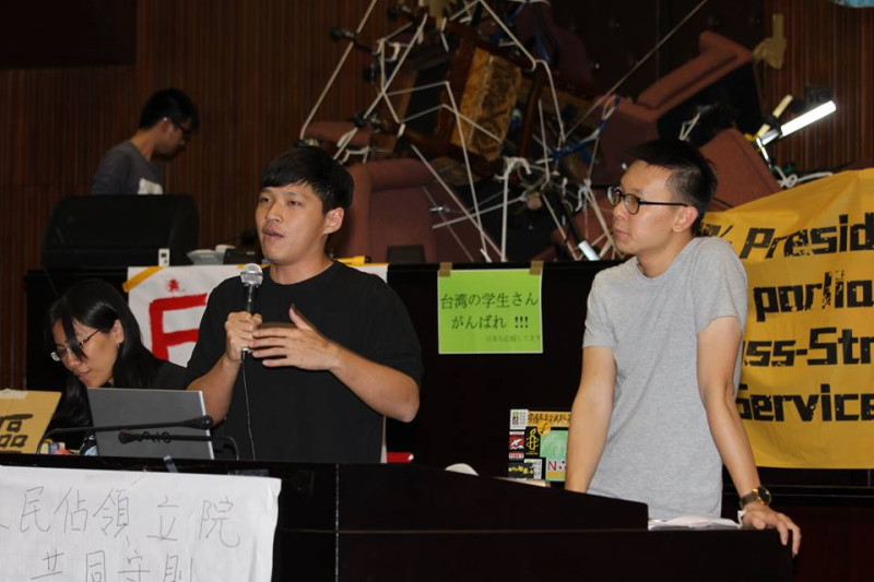 佔領議場的學生代表林飛帆和陳為廷回應，昨（21）天下午6點宣布下一波行動後，外界的疑問。圖：林雨佑/攝   