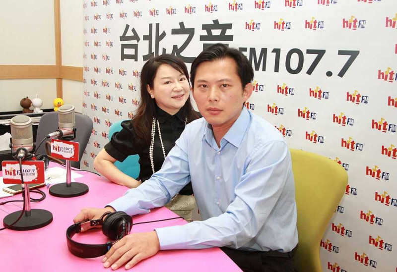 時代力量代總隊長黃國昌13日上午接受廣播專訪，對於民進黨是否有徵詢列入不分區名單，他並未否認。圖：hit FM提供   