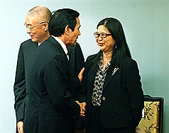 總統馬英九（中）20日在總統府召開記者會，親上火線說明要簽和平協議要先公投。記者會結束後，與陸委會主委賴幸媛（右）握手。圖片來源：中央社。   
