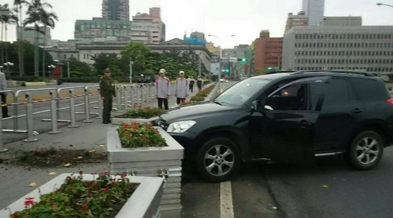 黑色休旅車23日清晨衝撞總統府，被府前花園給擋下。圖：翻攝網路   