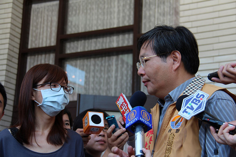 台聯立院黨團總召許忠信接受媒體訪問時表示，如果國民黨團願意修正軍事審判法，而且不綁核四公投案，台聯立委立即從議場主席台撤兵。圖：黃朝郁/攝   