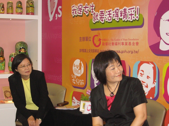 民進黨主席蔡英文（左）27日出席勵馨基金會舉辦「台灣女兒節座談會」時，跟基金會執行長紀惠容（右）一起斜著頭觀賞蔡英文成長的影片。圖片：林朝億/攝影   