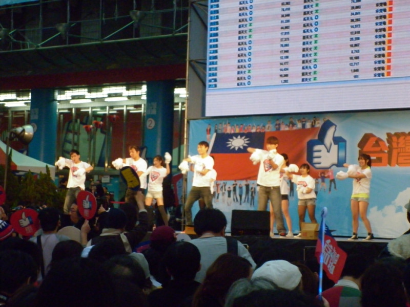 馬吳全國競選總部前的道路宛如提前慶祝馬吳當選的嘉年華會。圖片：謝莉慧/攝   