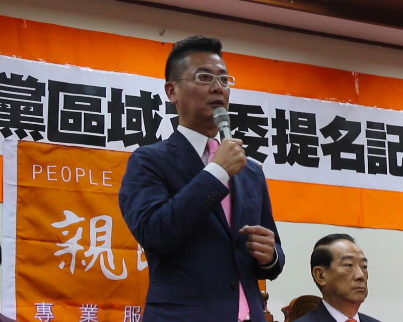 對於藍委接連出走，改披橘袍參選立委的張碩文說，還有許多人跟親民黨接觸，「出走的人並不孤單」。圖：符芳碩/攝   