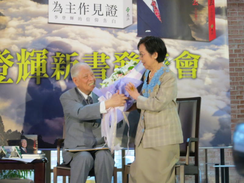 前總統李登輝與夫人曾文惠31日出席新書發表會，李登輝致送曾文惠鮮花。圖：林朝億/攝   