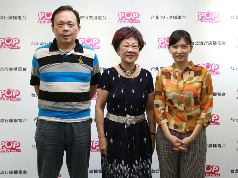 前副總統呂秀蓮28日中午接受廣播節目「POP搶先爆」主持人汪用和、鄭師誠專訪。圖：POP電台提供   