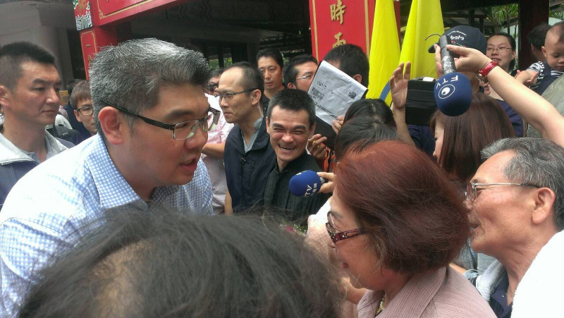 國民黨台北市長候選人連勝文今(15)天上午出席指南宮慶典時表示，「不能夠只靠一張嘴來做台北市長」，就把民調當做對自己的警惕跟激勵。  圖：劉奕霆/攝   