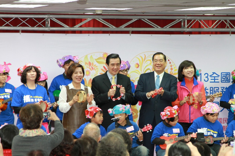 中國黨主席馬英九今(14)天在活動中，與曾永權副主席、陳玉梅副委員長一同手持鈴鼓，和台南「2013音樂在轉角」搖滾夏令營的學童們一同表演「歡樂年華」。圖：文傳會提供   