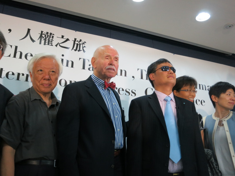 中國盲人律師陳光誠24日在台北舉辦記者會，稱台灣是民主之地。圖：林朝億/攝影   