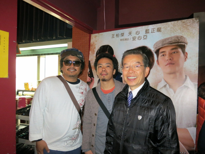民進黨中常委謝長廷5日前往台北市絕色影城欣賞國片「阿嬤的夢中情人」時，接受媒體訪問。圖：林朝億/攝   