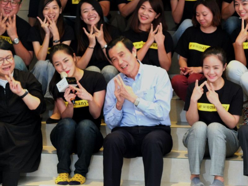 總統馬英九28日參訪社交網站「女人迷」，在現場的要求下擺出「清純」的姿勢。圖：翁嫆琄/攝   
