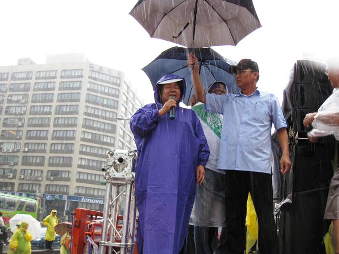 民進黨519遊行出發前，代理黨主席陳菊致詞時，天空突然下起大雨。圖：林朝億/攝   