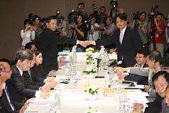 台日漁業委員會首次會議 7日在台北國賓飯店登場，亞東關係協會參事張仁久（右）與日本交流協會總務部長岡田健一（左）會前代表雙方握手。圖片來源：中央社   
