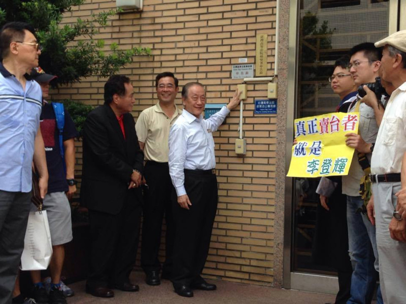 新黨主席郁慕明27日上午在律師的陪同下，前往台灣高等法院遞交刑事告發狀，指控前總統李登輝日前發表「釣魚台是日本的」發言為外患罪。圖：劉純瑄/攝   