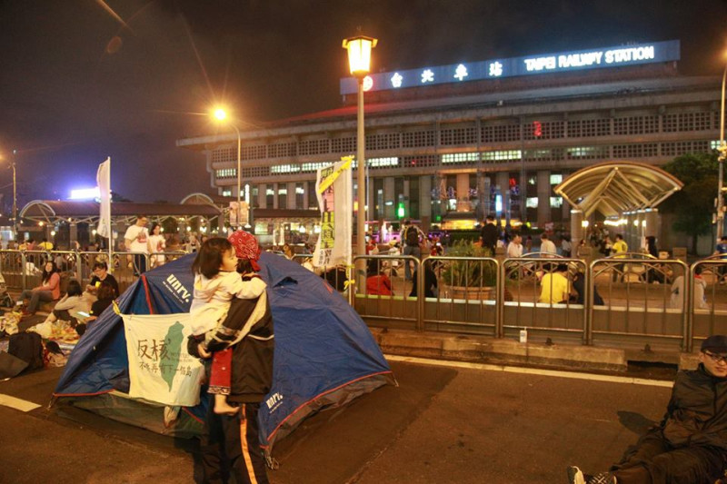 忠孝西路民眾搭帳篷打算長期抗戰，不過午夜時現場人數確僅數百人。圖為28日晚上近11點拍攝。圖：林雨佑/攝   