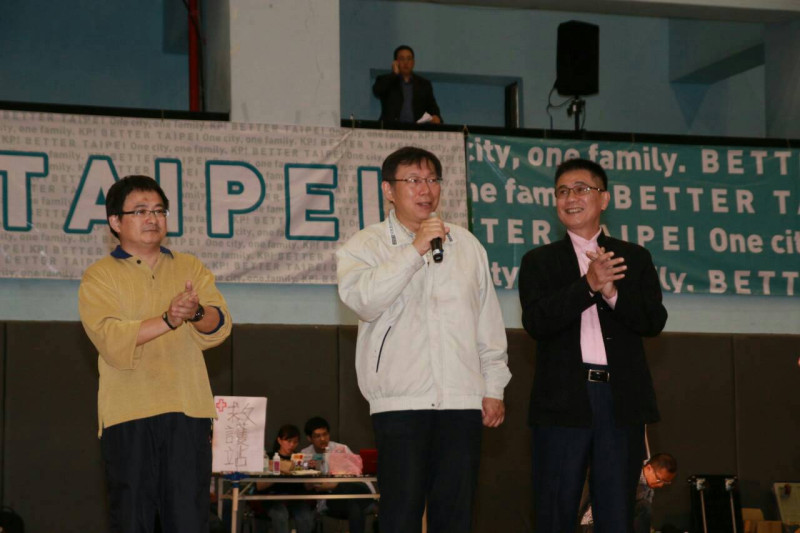 無黨籍台北市長當選人柯文哲今(7)日出席由監票部隊舉辦的「第一屆市長盃泡泡足球大賽」，和參賽者及監票員合照，並向他們致謝。圖：柯文哲辦公室提供   