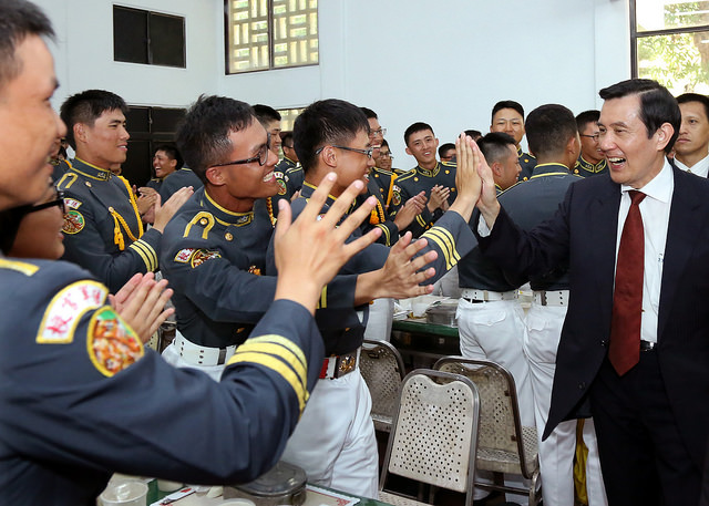 總統馬英九26日鼓勵國軍主管，遇到不法、不當的事，要「家醜不怕外揚」。圖：總統府提供   