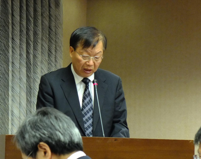 內政部長陳威仁今(19)日表示，他贊成修法納入政務官不得擁有外國永久居留權的規範，但不贊成普遍性公職也適用。圖：翁嫆琄/攝。   