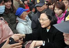 民進黨總統候選人蔡英文（中）1日在台南市府前廣場出席台南市升旗典禮，民眾爭相上前與她握手。圖片來源：中央社   
