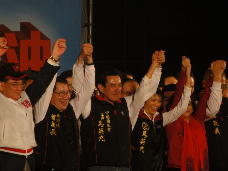 馬英九總統14日競選連任成功，在大雨中和夫人周美青一起舉手向支持民眾表達感謝之意。圖片：謝莉慧/攝   