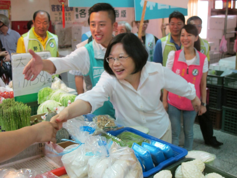 民進黨主席蔡英文17日陪同新竹市長候選人林智堅前往竹蓮市場掃街。圖：林朝億/攝   