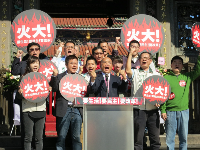 民進黨主席蘇貞昌14日在台北市龍山寺與市議員一起喊「人民真火大，逗陣作伙行」口號，展開為期1個月的群眾大會暖身活動。圖：林朝億/攝   