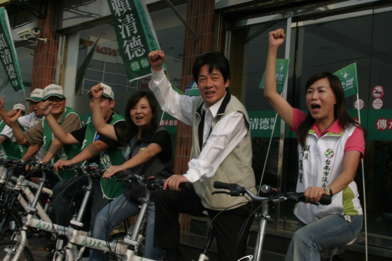 賴清德10/3競選總部成立，今（29）日以自行車方式親自拜訪鄰居邀請一起來鬥熱鬧。圖片來源：賴清德競選總部提供   