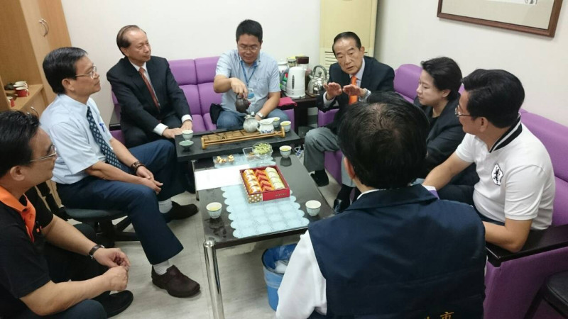 會後，宋楚瑜在議員陪同下，拜會台北市環保局長劉銘龍。圖：符芳碩/攝   