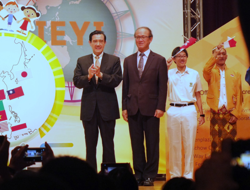總統馬英九（左）16日出席發明賽活動，他強調，這項比賽能實踐12年國教適性揚才的目標。圖：翁嫆琄/攝   