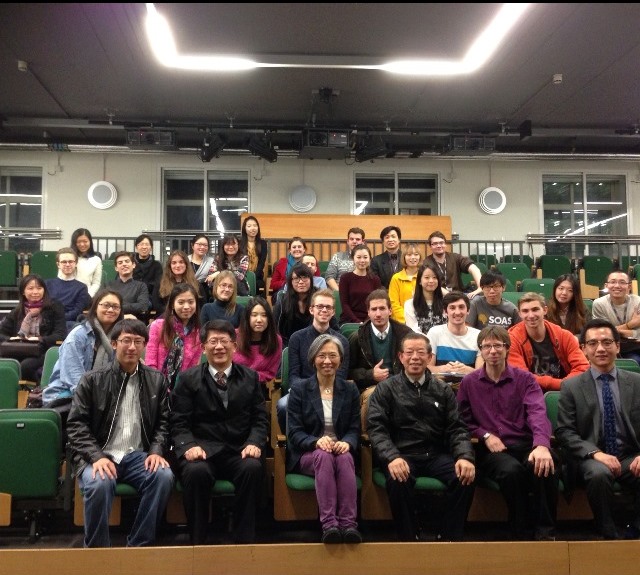 謝長廷11日前往倫敦大學亞非學院拜訪院長Paul Webley教授，並參加2014對政局影響的座談。圖：謝長廷辦公室提供   