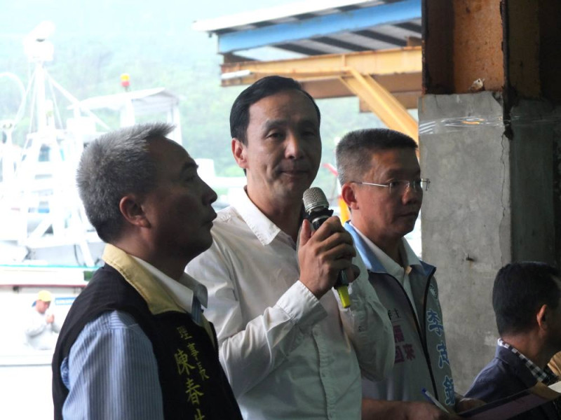 國民黨總統參選人朱立倫2日表示，會立刻協助漁民解決問題。圖：翁嫆琄/攝   