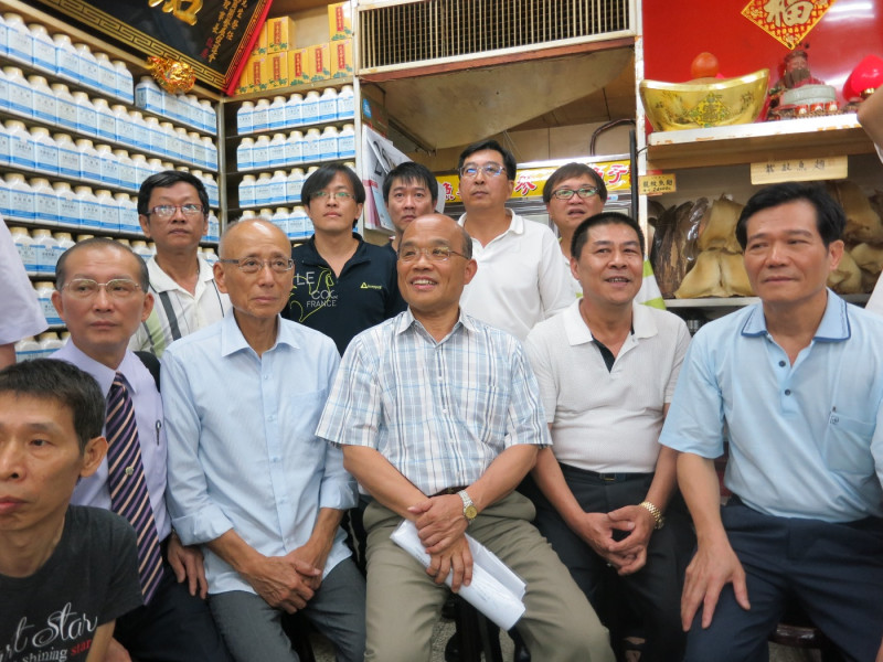 民進黨主席蘇貞昌24日前往台北市迪化街與中藥商公會座談。圖：林朝億/攝   