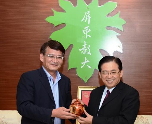 屏東教育大學教授劉慶中(圖左)將接任客委會副主委一職。圖：中央社資料照片   