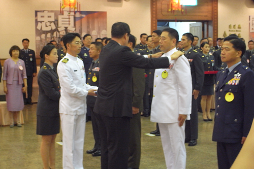 國軍民國101年下半年將官晉升典禮今（26）日上午在三軍軍官俱樂部舉行，共有23名軍官晉升，其中5人晉升中將、18人晉升少將。由國防部長高華柱為軍官授階，總統馬英九稍晚也到場致詞。圖：楊宗興/攝   