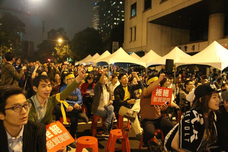 近8點時，立法院群賢樓外有將近千人參加「守護台灣民主之夜」。圖2之1：陳宣諭/攝   